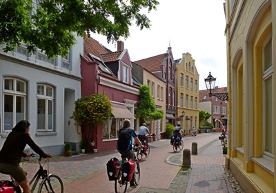 Radfahrer in der Altstadt von Leer