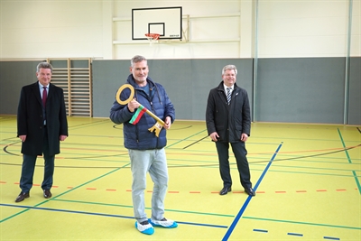 Oberbürgermeister Dr. Trümper hat heute zusammen mit dem verantwortlichen Bauunternehmer Frank Siebrecht die neue Sporthalle für die Grundschule Westerhüsen an die Schulleitung übergeben