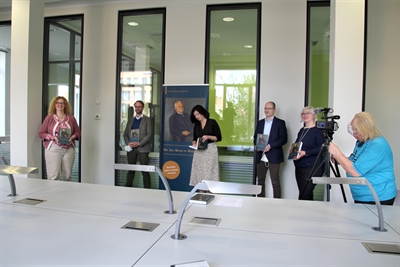 v.l.n.r.: Präsentation des Bandes durch Dr. Gabriele Köster, Direktorin der Magdeburger Museen, Roman Pliske, Geschäftsführer des Mitteldeutschen Verlags, Beigeordnete Regina-Dolores Stieler-Hinz, PD Dr. Christoph Volkmar, Leiter des Stadtarchivs, Ines Gonschoreck, stellv. Leiterin der Stadtbibliothek (Quelle: Stadtarchiv Magdeburg)