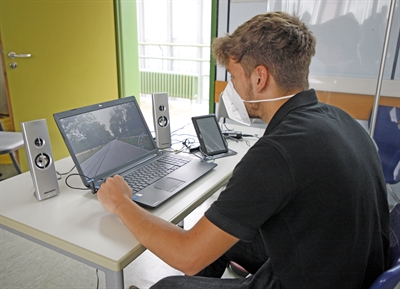 Wie die eigene Reaktion im Straßenverkehr bei Ablenkung ist, erfahren die Schüler am Simulator der Kreisverkehrswacht Unna. Foto: Hannah Heyn/Märkischer Kreis