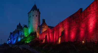 Hoch über dem Lennetal wird die Burg Altena ab dem 1. Dezember wieder in spektakulärem Licht erstrahlen. Foto: Stephan Sensen/Märkischer Kreis