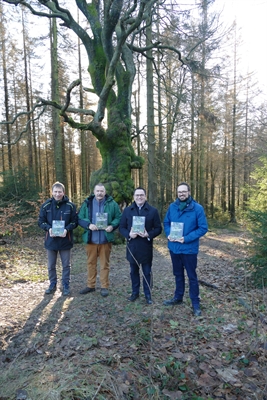 Frisch aus der Druckerpresse präsentieren Matthias Hattwig, Sachgebietsleiter Untere Naturschutzbehörde; Michael Bußmann, Autor und Biologe; Landrat Marco Voge und Dr. Johannes Osing, Fachdienstleiter Umwelt, präsentieren das frisch gedruckte Sachbuch „Die Naturschutzgebiete im Märkischen Kreis“. Foto: David Marx 