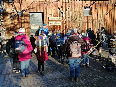 Schülerinnen und Schüler der Regenbogenschule des Märkischen Kreises in Hemer pflanzten in der Nähe des Forsthauses Krebsbach eine neue Allee. Foto: Bernd Strotkemper 