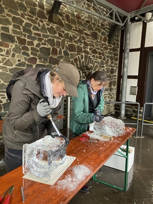 Beim Eisskulpturen-Workshop auf Burg Altena sind 