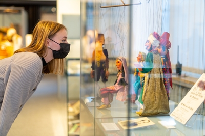 Kostenlose Führungen durch die Sonderausstellung „Vorhang auf! Marionetten“ bieten die Museen des Märkischen Kreises am 27. März auf der Burg Altena und im Deutschen Drahtmuseum. Foto: Michael Bahr/ Märkischer Kreis