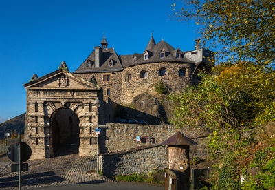 Treffpunkt für die Schnupperwanderung mit dem Landrat auf einem Teilstück des Richard-Schirrmannwegs (A1) ist das Friedrichstor der Burg Altena. Foto: Simone Rein 