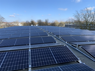 Photovoltaikanlage auf dem Dach des Gymnasiums 