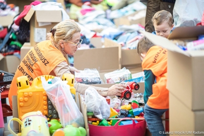 Freiwillig Helfende aus Radom sortieren Spenden