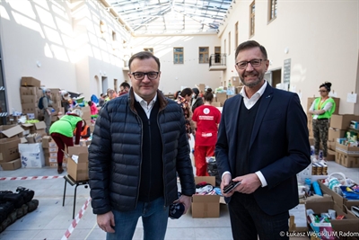 Bürgermeister Radosław Witkowski trifft Krzysztof Blau im Spendenlager in Radom