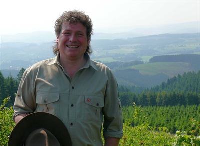 Ranger Christoph Nolte vom Landesbetrieb Wald und Holz NRW lädt zur Naturparkwanderung auf dem Sauerland-Höhenflug ein. © Christoph Nolte