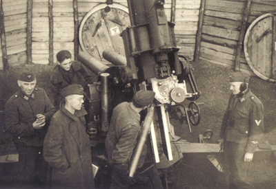 Jugendliche Flakhelfer aus Lüdenscheid, 1943: Foto Nachlass Leonore Volkenrath/ Kreisarchiv Märkischer Kreis