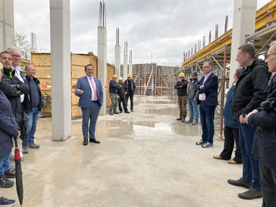 Landrat Marco Voge freute sich, zu der Grundsteinlegung am Erweiterungsbau des Lüdenscheider Kreishauses Vertreter aus Politik und Verwaltung sowie aus den beteiligten Unternehmen begrüßen zu dürfen. Foto: Ulla Erkens/Märkischer Kreis