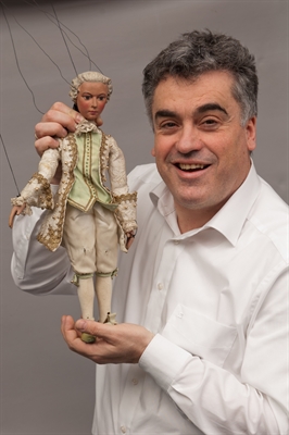 Markus Dorner, Puppenspieler und Museumsleiter aus Bad Kreuznach, gibt im Deutschen Drahtmuseum in Altena eine historische und spielerische Einführung in die Welt des Puppentheaters. Foto: Dorner