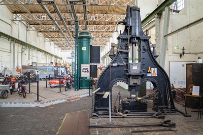 Blick in die Ausstellungshalle des Technikmuseums mit dem Dampfhammer im Vordergrund.