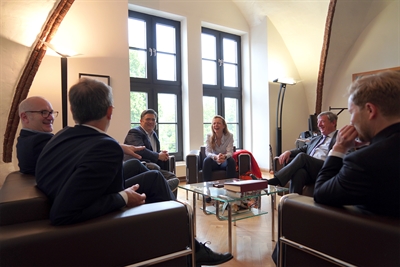 Niall Dillon, Eamonn Sinnott, Sandra Yvonne Stieger und OB Dr. Lutz Trümper (von links) im Amtszimmer des OB