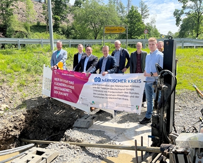 Der geförderte Glasfaserausbau im 3. Call ist in Herscheid gestartet und soll bis Juni 2023 abgeschlossen sein. Unser Foto zeigt von links: Ralf Engsfeld (Regio Manager Telekom), Matthias Pohl (Gigabitkoordinator Märkischer Kreis), Landrat Marco Voge, Bürgermeister Uwe Schmalenbach, Christian Mewes (Bauleiter Telekom), Jan Koopmann (Breitbandverantwortlicher Herscheid), Sebastian Spiekermann und Thomas Hoheisel ( Gigabitkoordinator Märkischer Kreis) Foto Märkischer Kreis