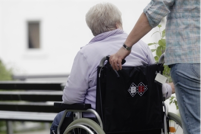 Angesichts der zunehmenden Zahl Pflegebedürftiger wird auch die Pflegeberatung immer wichtiger. Symbol-Foto: Derian / Märkischer Kreis