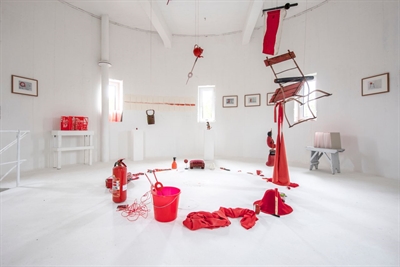 Installationsansicht Geldern 2021, Anastasiya Nesterova, Rotes Zimmer 