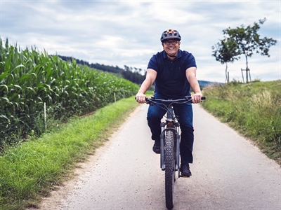 Landrat Marco Voge entdeckt seine Heimat gern mit dem Rad. Die Kampagne „45 Gute Gründe“ soll sowohl die Menschen im Märkischen Sauerland weiter für Aktivitäten in der Region begeistern, als auch Gäste aus der Umgebung und besonders dem Ruhrgebiet ansprechen. Foto: Robin Vorsmann/Märkischer Kreis