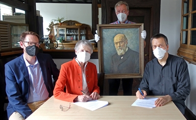 Bei der Unterzeichnung des Schenkungsvertrag, v.l.n.r.  Christian von Behr, Dr. Marhild von Behr, Stephan Sensen. Foto: Bernadette Lange/Märkischer Kreis