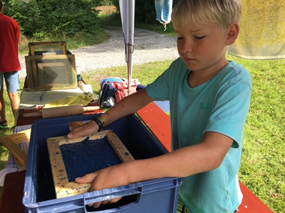 Aufgrund der hohen Nachfrage bieten die Museen des Märkischen Kreises an der Luisenhütte weitere Workshops in der letzten Ferienwoche an. Foto: Bernadette Lange/Märkischer Kreis