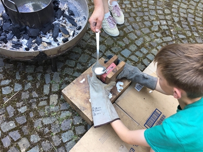 Jedes Kind kann nach dem Erlebnistag Altes Handwerk an der Luisenhütte ein selbst gefertigtes Werkstück mit nach Hause nehmen. Foto: Bernadette Lange/Märkischer Kreis