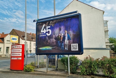 Mit Mit Motiven der Altenaer Fotografin Linda Nitsch wirbt das Märkische Sauerland im Ruhrgebiet. Eine der 45 Guten Gründe fürs Märkische Sauerland ist die Dechenhöhle. Das Plakat wurde an der Werler Straße in Hamm aufgenommen. Foto: Omni-Media