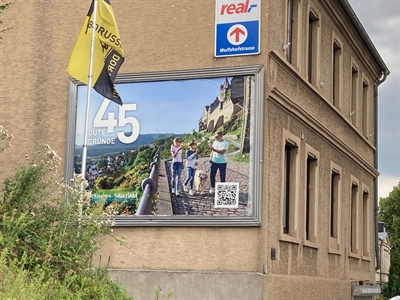 Die Burg Altena ist das Wahrzeichen des Märkischen Sauerlandes. Das Motiv von Linda Nitsch aus der Plakataktion 45 Gute Gründe ist auch in Dortmund am Lütgendortmunder Hellweg zu sehen. Foto: Ulla Erkens/Märkischer Kreis