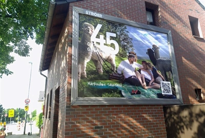 Picknick mit Alpakas - Das Motiv von Linda Nitsch  steht in der Plakataktion 45 Gute Gründe für das besondere (Natur-)Erlebnis im Märkischen Sauerland. Hier zu sehen in Essen-Dellwig (Reuenberg). Foto: Omni-Media