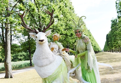 Ein buntes Mitmachprogramm für die gesamte Familie erwartet die Besucherinnen und Besucher beim ersten Naturparktag auf der Nordhelle. Foto: PANTAO Stelzentheater 