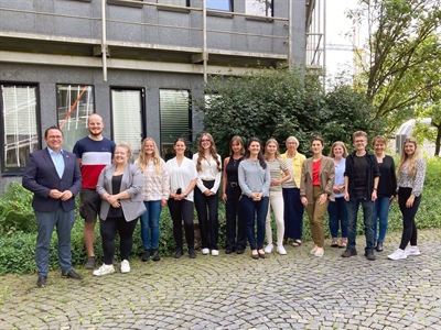 Landrat Marco Voge begrüßte die angehenden Verwaltungsfachangestellten mit dem Team der Ausbildungsbetreuung ,der Jugend- und Auszubildendenvertretung und der Gleichstellungsbeauftragten. Foto: Ulla Erkens/Märkischer Kreis