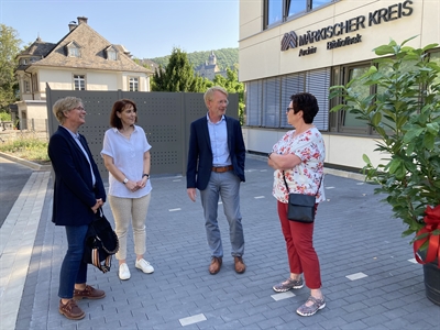 Haben den Neubau betreut: Das Team des Gebäudemanagements Alexandra Weber, Claudia-Therese Willekes und Ilona Gruß im Gespräch mit Architekt Dirk Wohlrath vom Planungsbüro bramey.partner. Foto: Ulla Erkens/Märkischer Kreis