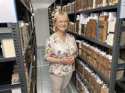 Kreisarchivarin Dr. Christiane Todrowski bietet beim Tag der Offenen Tür am Sonntag, 21. August, auch Führungen durch die wertvollen Bestände des Kreisarchivs und der Landeskundlichen Bibliothek an. Foto: Ulla Erkens/Märkischer Kreis