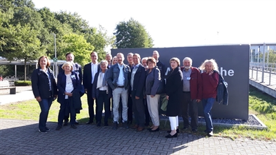 Unser Foto zeigt die Teilnehmerinnen und Teilnehmer vor der Westfälischen Hochschule-Campus Bocholt. Borkens Landrat Dr. Kai Zwicker stieß terminbedingt etwas später zu den Gästen.