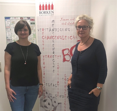 Carina Sienert (links), Gleichstellungsbeauftragte der Stadt Borken, und Gabriele Steuer, Gleichstellungsbeauftragte der Stadt Recklinghausen, tauschten sich im Borkener Rathaus aus.