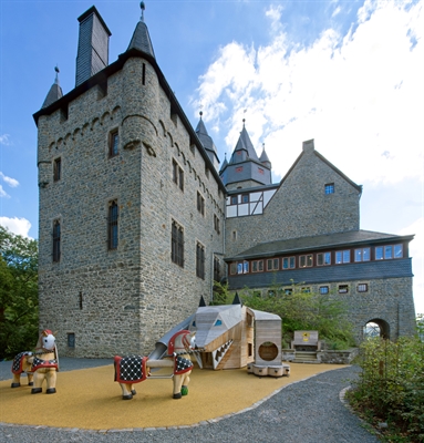 Der neue Spielplatz an der Burg Altena thematisiert die Gründungssage der Festung und der Stadt. Foto: Stephan Sensen/Märkischer Kreis