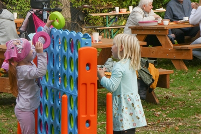 Kinder spielen beim Vormundschaftstag 2022