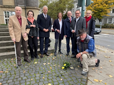 Verlegung Stolperstein für Dr. Hermann Bach