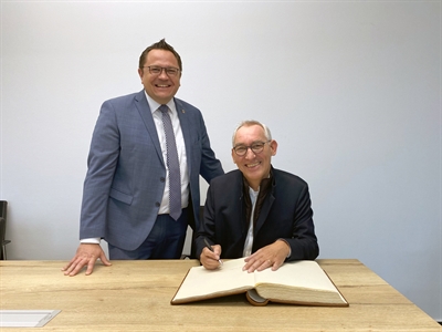 Bei seinem Antrittsbesuch bei Landrat Marco Voge im Lüdenscheider Kreishaus trug sich Regierungspräsident Heinrich Böckelühr ins Gästebuch ein. Foto: Robin Vorsmann/ Märkischer Kreis