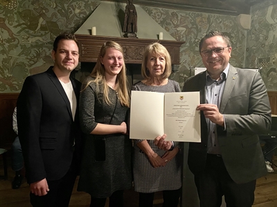 Klarer Sieger beim Heimatpreis 2022 des Kreises ist das Theaterprojekt „Heimatlos“ des Vereins „DAS Theater Hemer e.V.“. Stellvertretend für den Verein nahmen (v. l. n. r.) Cecil Bornfelder (Theaterleiter), Sarah Koch (Theaterleiterin) und Renate Arnold-Gröger (erste Vorsitzende) die Urkunde von Landrat Marco Voge (rechts) in Empfang. Foto: Hannah Heyn / Märkischer Kreis