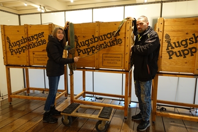 Ein Jahr war die Augsburger Puppenkiste zu Gast auf der Burg Altena. Jetzt nahm Kuratorin Dr. Agnes Zelck Abschied von den beliebten Marionetten. Foto: Bernadette Lange/Märkischer Kreis