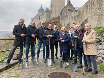 Beim ersten Spatenstich für die neue Burgbeleuchtungsanlage konnten Landrat Marco Voge (vierter von links) und die Vorsitzende des Stiftungsrats Märkische Kulturstiftung, Renate Schulte Fiesel ( sechste von links) viele Projektbeteiligte begrüßen. Foto: Ulla Erkens/Märkischer Kreis