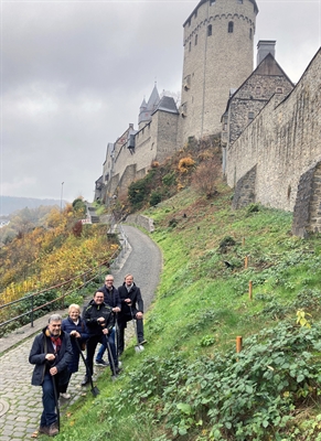 Mit dem ersten Spatenstich gaben Bernd Falz von den Freunden der Burg Altena, die Vorsitzende des Stiftungsrates Märkische Kulturstiftung, Renate Schulte-Fiesel, Landrat Marco Voge, Jörg Berkelmann von Plan-Forum Eslohe und Mario Haunhorst von der Silberstreif- Planungsgruppe das Startsignal zur Installation der neuen Außenbeleuchtungsanlage an der Burg Altena. Foto: Ulla Erkens/ Märkischer Kreis