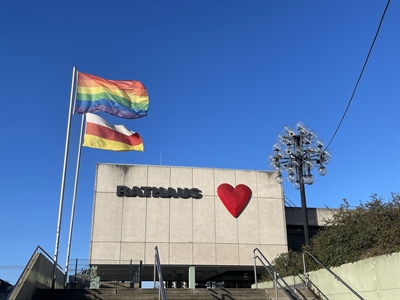 Regenbogenflagge vorm Iserlohner Rathaus