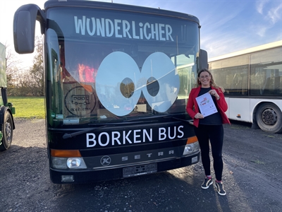 Bis 22. Dezember 2023 lädt Sozialpädagogin Eva Wunderlich in ihrem „Wunderlichen Borken Bus“ mit einem bunten Programm für Kinder und Erwachsene ein.