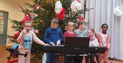  SchülerInnen der  Herman van Veen-Schule probieren das neue E-Piano aus