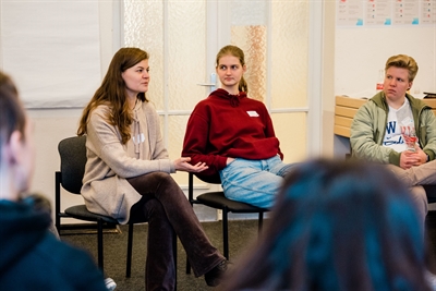 Jugendliche diskutieren beim Workshop der städtischen Freiwilligendienste zum Thema Frieden im Haus der Jugend