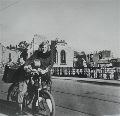 Mutter mit Kind, Fahrrad und Koffer, Osnabrück um 1945