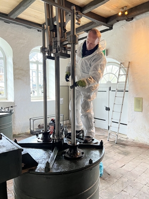 Museumstechniker Jens Münchhoff reinigt das Kolbengebläse in der Luisenhütte in Balve-Wocklum. Foto: Stefan Grassing Märkischer Kreis