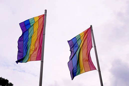 Die Regenbogenfahne als Zeichen gegen Homo-, Bi und Trans*-Feindlichkeit 